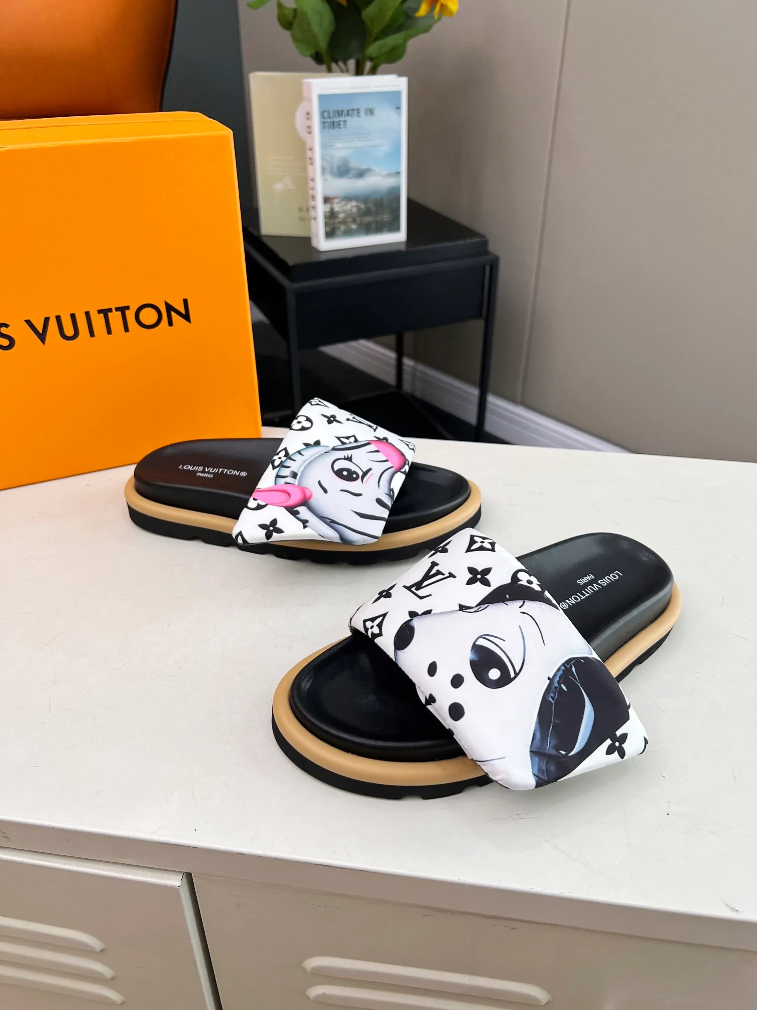 👟👟Ex-factory price 360👟👟 lv donkey brand l home 2024 hot style embossed logo embossed sandals This ol low comfort flat sandals are made of technical fabrics and use high-frequency embossing technology to reinterpret the monogram pattern. Soft padded upper with adjustable Velcro, comfortable and tough insole adds harmonious color ▪️Fabric: Original customized technical fabric ▪️Lining: soft sheepskin lining ▪️Sole: Original open-molded rubber foam outsole Color: .yellow.black▪️
